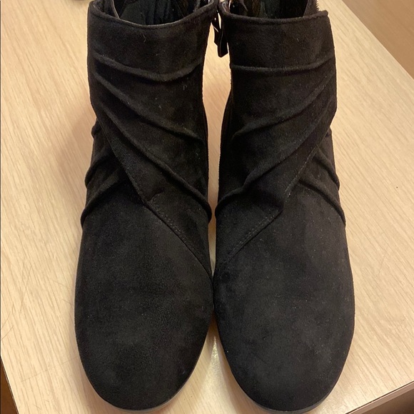 Sleek Black Ankle Boots with Minimalist Design - Picture 1 of 9